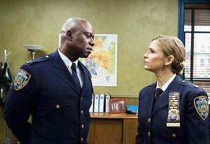 老甜甜Kyra Sedgwick客串《Brooklyn Nine-Nine》首张剧照 老甜甜Kyra Sedgwick客串《Brooklyn Nine-Nine》首张剧照